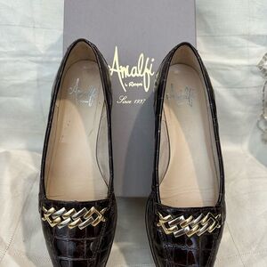 Vintage Amalfi by Rangoni Brown Crocodile Print Loafers with Gold Chain Accent.